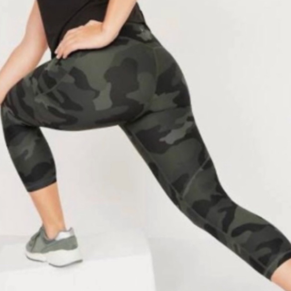 Old Navy Active Elevate Camouflage Leggings Size Large